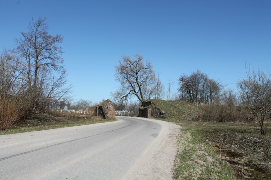 1499-09 Walterkehmen Ruined bridge over the road in Sameluken (Olkhovatka). View to NE.